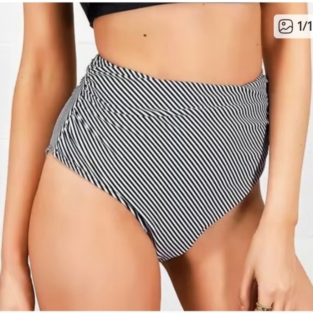 Bundle of Swim, Shorts and Top Size Medium - Picture 5 of 8